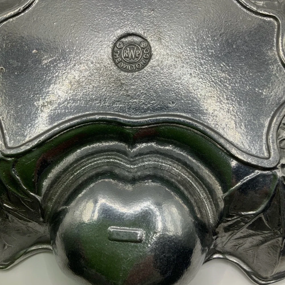 Wilton Armetale Vintage Cabbage Leaf Chip & Dip Serving Bowl